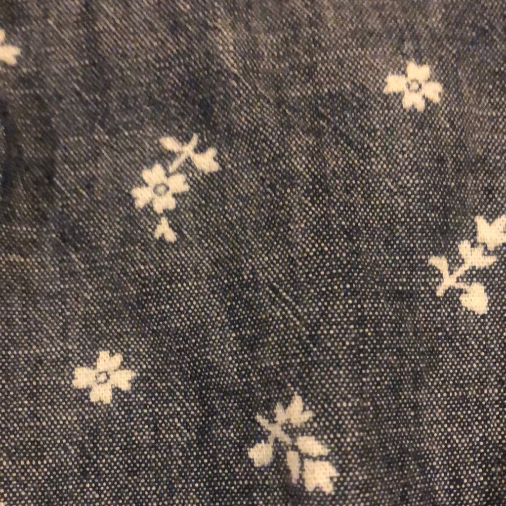 I am selling a beautiful blouse. Color: Denim and White. Brand: GAP Kids Size:XL